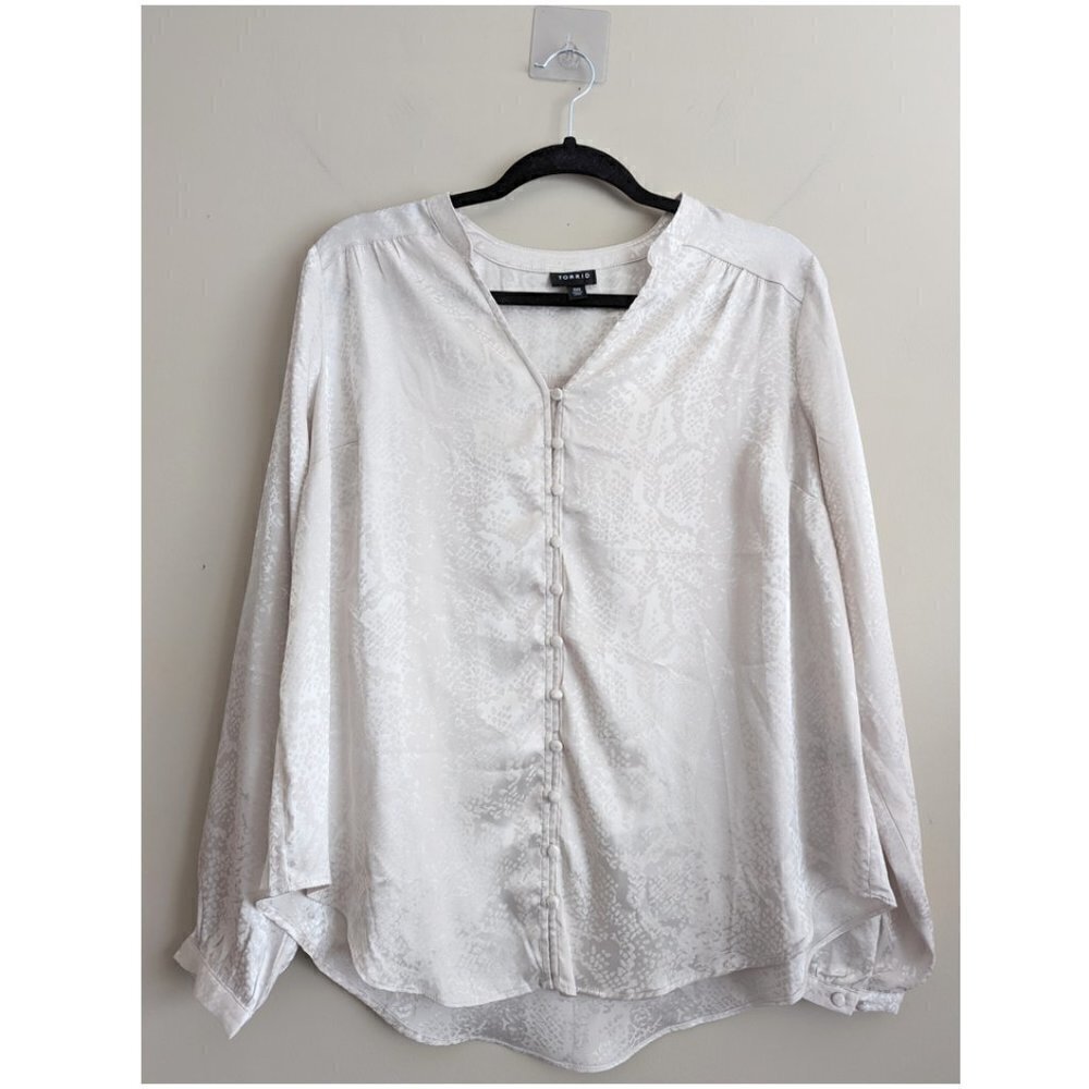 Torrid Ivory Jacquard Button Front Blouse - Picture 5 of 8
